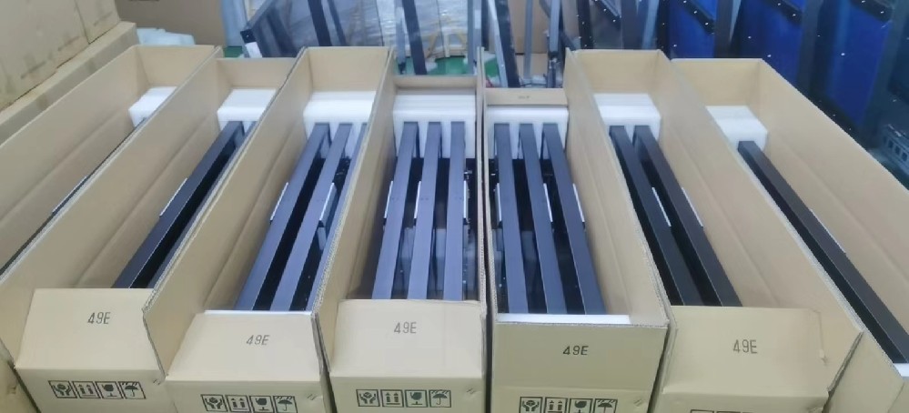 江苏客户返单小批量定制生产49寸4000nits 户外超高亮度液晶屏